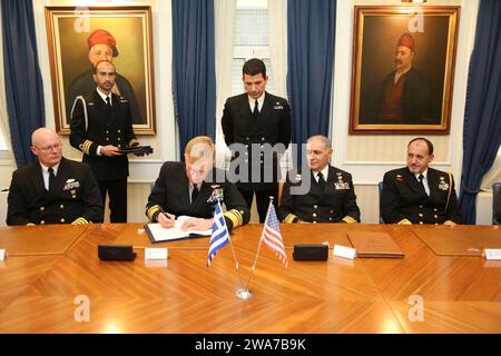 Forze militari STATUNITENSI. 160223-ZZ999-007 ATENE, Grecia (23 febbraio 2016) Vice Adm. James Foggo, III, Comandante, US 6th Fleet, sinistra, e firma un accordo per la costruzione e la gestione di un nuovo impianto di smagnetizzazione in acque profonde che aiuterà le navi degli Stati Uniti, della Grecia, della NATO e di altri paesi a mantenere la prontezza operativa, durante una visita al Ministero ellenico della difesa Nazionale il 23 febbraio 2016. La US 6th Fleet, con sede a Napoli, Italia, conduce l'intero spettro delle operazioni congiunte e navali, spesso in concerto con partner alleati, congiunti e interagenzie, al fine di far avanzare gli Stati Uniti Foto Stock