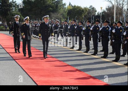 Forze militari STATUNITENSI. 160223-ZZ999-001 ATENE, Grecia (23 febbraio 2016) Vice Adm. James Foggo, III, Comandante, US 6th Fleet, center, arriva al Ministero ellenico della difesa Nazionale 23 febbraio 2016. Foggo era ad Atene per la firma di un accordo per la costruzione e la gestione di un nuovo impianto di smagnetizzazione in acque profonde che aiuterà le navi provenienti da Stati Uniti, Grecia, NATO e altri paesi a mantenere la prontezza operativa. La US 6th Fleet, con sede a Napoli, Italia, conduce l'intero spettro delle operazioni congiunte e navali, spesso in collaborazione con gli alleati, congiunti e interagenzie partn Foto Stock