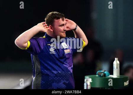 Luke Littler esce per giocare a Rob Cross (non nella foto) nel giorno 15 del Paddy Power World Darts Championship all'Alexandra Palace di Londra. Data immagine: Martedì 2 gennaio 2024. Foto Stock