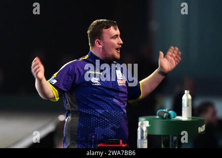 Luke Littler esce per giocare a Rob Cross (non nella foto) nel giorno 15 del Paddy Power World Darts Championship all'Alexandra Palace di Londra. Data immagine: Martedì 2 gennaio 2024. Foto Stock