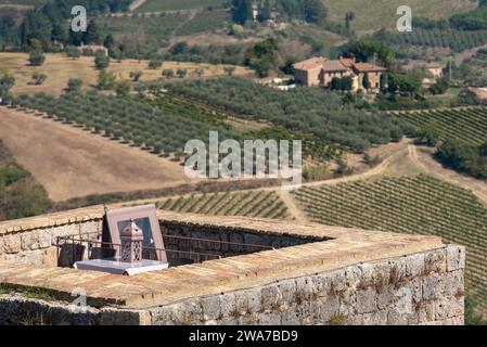 Ammira la Torre dei Salvucci nel centro di San Gimignano, Italia Foto Stock