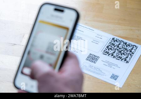 L'immagine simbolica di una prescrizione elettronica, una prescrizione rilasciata da un medico, con codice QR, viene scansionata utilizzando un telefono cellulare e un'app speciale, il codice è il Foto Stock