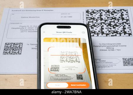 L'immagine simbolica di una prescrizione elettronica, una prescrizione rilasciata da un medico, con codice QR, viene scansionata utilizzando un telefono cellulare e un'app speciale, il codice è il Foto Stock