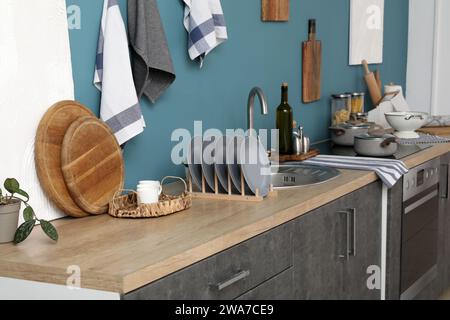 Banchi da cucina in legno con tagliere, ripiano, lavello, fornelli elettrici e utensili Foto Stock