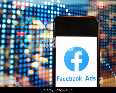 Konskie, Polonia - 2 gennaio 2024: Logo Facebook Ads visualizzato sullo schermo del telefono cellulare Foto Stock