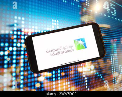 Konskie, Polonia - 2 gennaio 2024: Logo dell'azienda saudita Aramco visualizzato sullo schermo del telefono cellulare Foto Stock