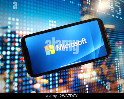 Konskie, Polonia - 2 gennaio 2024: Logo aziendale Microsoft visualizzato sullo schermo del telefono cellulare Foto Stock