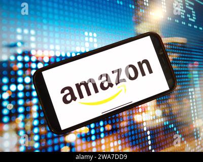 Konskie, Polonia - 2 gennaio 2024: Logo aziendale Amazon visualizzato sullo schermo del telefono cellulare Foto Stock