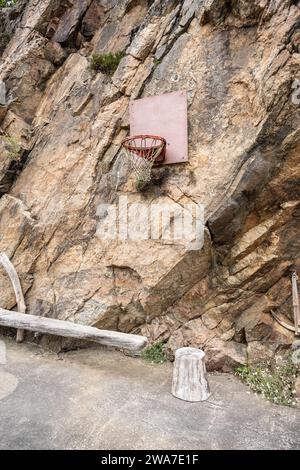 Cestino a palla appeso da una parete di roccia Foto Stock