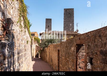 Le torri Cugnanesi e Becci a San Gimignano, viste dalla via del Prunello, Italia Foto Stock