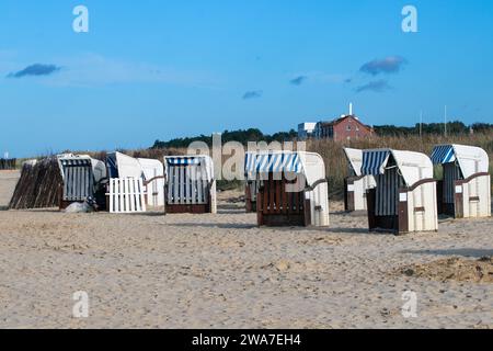 Piccole capanne costiere per riposarsi e ripararsi sulla spiaggia sabbiosa del Mare del Nord, Cuxhaven, Germania Foto Stock