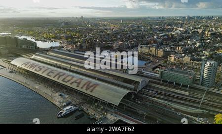 Ripresa aerea con drone dell'iconico anello dei canali di Amsterdam nei Paesi Bassi con architettura di case a timpano, ponti storici e veduta del paesaggio urbano Foto Stock