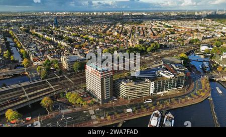 Ripresa aerea con drone dell'iconico anello dei canali di Amsterdam nei Paesi Bassi con architettura di case a timpano, ponti storici e veduta del paesaggio urbano Foto Stock