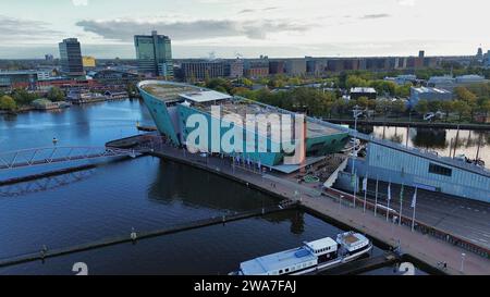 Ripresa aerea con drone del museo scientifico NEMO Amsterdam Paesi Bassi edificio verde a forma di nave architettura di Renzo Piano porto di Oosterdok Foto Stock