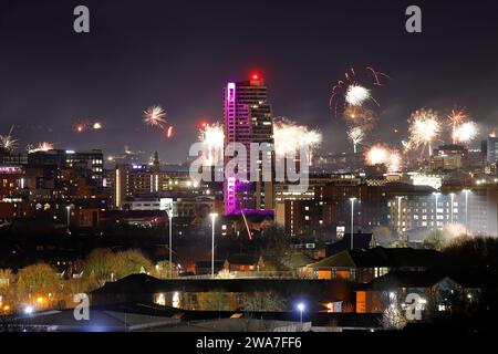 Fuochi d'artificio su Leeds City durante le celebrazioni per il capodanno 2024 Foto Stock