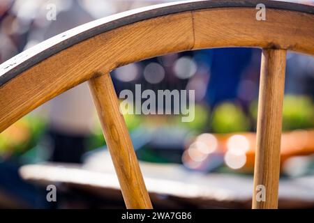 primo piano della barrow di formaggio di legno al mercato del formaggio di alkmaar Foto Stock