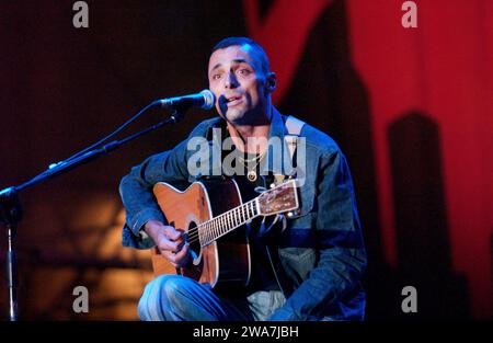 Milano Italia 2004-05-30 : Alex Britti, cantante italiano, durante il Cornetto Algida Free Music Festival Foto Stock