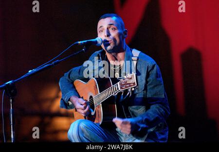 Milano Italia 2004-05-30 : Alex Britti, cantante italiano, durante il Cornetto Algida Free Music Festival Foto Stock