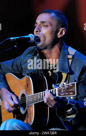 Milano Italia 2004-05-30 : Alex Britti, cantante italiano, durante il Cornetto Algida Free Music Festival Foto Stock