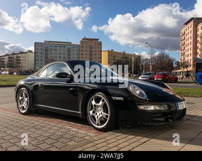 OSTRAVA, REPUBBLICA CECA - 30 NOVEMBRE 2019: Porsche 911 Cabrio 997 parcheggiata in una strada a Ostrava Foto Stock