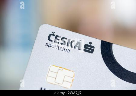 OSTRAVA, REPUBBLICA CECA - 11 GIUGNO 2023: Dettaglio della carta di credito cecoslovacca Ceska Sporitelna in nuovo stile grigio Foto Stock