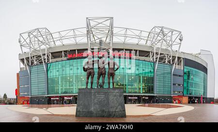 Un panorama a più immagini della statua del Trinity Unito con le leggende del Manchester United George Best, Denis Law e Sir Bobby Charlton raffigurate di fronte Foto Stock