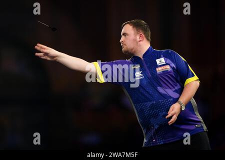 Luke Littler in azione contro Rob Cross (non nella foto) nel giorno 15 del Paddy Power World Darts Championship ad Alexandra Palace, Londra. Data immagine: Martedì 2 gennaio 2024. Foto Stock