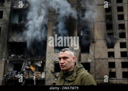 Kiev, Ucraina. 2 gennaio 2024. Il sindaco di Kiev, Vitaliy Klitschko, è visto vicino all'edificio residenziale che è stato danneggiato a seguito di un attacco missilistico da parte dell'esercito russo. L'esercito russo ha colpito potenti attacchi missilistici contro l'Ucraina. A seguito dei bombardamenti della capitale Ucraina, almeno 2 persone sono morte e 49 sono rimaste ferite. Credito: SOPA Images Limited/Alamy Live News Foto Stock