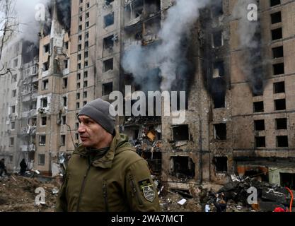 Kiev, Ucraina. 2 gennaio 2024. Il sindaco di Kiev, Vitaliy Klitschko, visto nei pressi di edifici residenziali danneggiati a seguito di un attacco missilistico da parte dell'esercito russo. L'esercito russo ha colpito potenti attacchi missilistici contro l'Ucraina. A seguito dei bombardamenti della capitale Ucraina, almeno 2 persone sono morte e 49 sono rimaste ferite. Credito: SOPA Images Limited/Alamy Live News Foto Stock