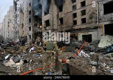 Kiev, Ucraina. 2 gennaio 2024. Edificio residenziale distrutto a seguito di un attacco missilistico da parte dell'esercito russo. L'esercito russo ha colpito potenti attacchi missilistici contro l'Ucraina. A seguito dei bombardamenti della capitale Ucraina, almeno 2 persone sono morte e 49 sono rimaste ferite. Credito: SOPA Images Limited/Alamy Live News Foto Stock