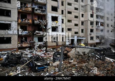 Kiev, Ucraina. 2 gennaio 2024. Edificio residenziale distrutto a seguito di un attacco missilistico da parte dell'esercito russo. L'esercito russo ha colpito potenti attacchi missilistici contro l'Ucraina. A seguito dei bombardamenti della capitale Ucraina, almeno 2 persone sono morte e 49 sono rimaste ferite. Credito: SOPA Images Limited/Alamy Live News Foto Stock