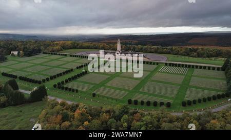 Riprese aeree con drone dell'Ossuaire de Douaumont Douaumont-Vaux Francia memoriale nazionale della Prima Guerra Mondiale torre lanterna cimitero militare Foto Stock