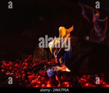 Fiamma scoppiettante dei tronchi di legno bruciati nell'ambiente tradizionale del caminetto Foto Stock