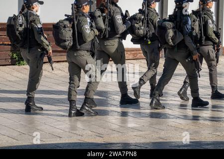 Gerusalemme, Israele - 15 novembre 2023: Soldati dell'esercito israeliano in pattuglia urbana, completamente equipaggiati con attrezzature tattiche Foto Stock