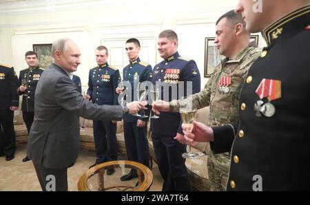 Novo-Ogaryovo, Russia. 1 gennaio 2024. Il presidente russo Vladimir Putin bruta personale militare di tutte le branche di servizio che partecipano all'invasione dell'Ucraina presso la residenza presidenziale ufficiale di Novo-Ogaryovo, il 1° gennaio 2024 a Novo-Ogaryovo, Oblast' di Mosca, Russia. Crediti: Gavriil Grigorov/Cremlino Pool/Alamy Live News Foto Stock