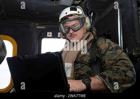 Forze militari STATUNITENSI. 160708AF202-036 OCEANO ATLANTICO (8 luglio 2016) Un Marine assegnato al 2nd radio Battalion Detachment, 22nd Marine Expeditionary Unit (MEU), si prepara alla partenza per condurre il primo volo operativo del pod Intrepid Tiger II (V)3 Electronic Warfare a bordo della nave d'assalto anfibio USS Wasp (LHD-1). Intrepid Tiger II EW è una famiglia di sistemi abilitati alla rete che fornisce una RDC (Rapid Deployment Capability) per supportare le operazioni di combattimento a terra. Il 22° MEU, schierato con il Wasp Amphibious Ready Group, sta conducendo operazioni navali nell'area operativa della 6a flotta Foto Stock