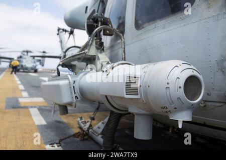 Forze militari STATUNITENSI. 160708AF202-014 OCEANO ATLANTICO (8 luglio 2016) Marines assegnati al Marine Medium Tiltrotor Squadron 264 (rinforzati), e 2nd radio Battalion Detachment, 22nd Marine Expeditionary Unit (MEU), prepararsi per la partenza per condurre il primo volo operativo del pod Intrepid Tiger II (V)3 Electronic Warfare a bordo della nave d'assalto anfibio USS Wasp (LHD-1). Intrepid Tiger II EW è una famiglia di sistemi abilitati alla rete che fornisce una RDC (Rapid Deployment Capability) per supportare le operazioni di combattimento a terra. 22° MEU, schierato con il Wasp Amphibious Ready Group, sta conducendo Foto Stock