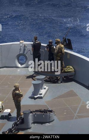 Forze militari STATUNITENSI. 160709KK554-016 MAR MEDITERRANEO (9 luglio 2016) Marines with the 22nd Marine Expeditionary Unit (MEU) and Sailors from the anfibio Transport dock ship USS San Antonio (LPD-17) stanno di guardia mentre la nave passa attraverso lo stretto di Gibilterra il 9 luglio 2016. La 22nd MEU, schierata con il Wasp Amphibious Ready Group, sta conducendo operazioni navali nella 6th Fleet area of Operations degli Stati Uniti a sostegno degli interessi di sicurezza nazionale degli Stati Uniti in Europa. (Foto del corpo dei Marines degli Stati Uniti del sergente Ryan Young/ rilasciata) Foto Stock