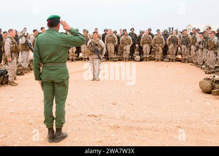 Forze militari STATUNITENSI. 160712AF202-144 MAROCCO (12 luglio 2016) Marines statunitensi assegnati alla squadra di atterraggio del battaglione, 1st Battalion, 6th Marine Regiment, 22nd Marine Expeditionary Unit (MEU) e forze marocchine partecipano all'esercitazione African Sea Lion 12 luglio 2016. La 22nd MEU, schierata con il Wasp Amphibious Ready Group, sta conducendo operazioni navali nell'area operativa della 6th Fleet a sostegno degli interessi di sicurezza nazionale degli Stati Uniti in Europa e Africa. (Foto del corpo dei Marines degli Stati Uniti di Lance Cpl. Koby I.. Saunders/rilasciato) Foto Stock