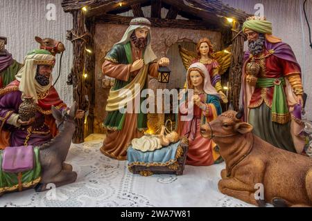 Un presepe biblico che ritrae Nary, Joseph e il bambino Gesù in una stalla di Betlemme Foto Stock