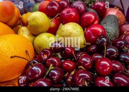 Primo piano della frutta fresca, tra cui ciliegie, pere, prugne e albicocche Foto Stock