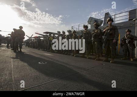 Forze militari STATUNITENSI. 160718AF202-020 MEDITERREANEAN SEA (18 luglio 2016) Marines assegnati al Battalion Landing Team, Headquarters and Service Company, 1st Battalion, 6th Marine Regiment, 22nd Marine Expeditionary Unit (MEU), escursione a bordo della USS Wasp (LHD-1) 18 luglio 2016. La 22nd MEU, schierata con il Wasp Amphibious Ready Group, sta conducendo operazioni navali nell'area operativa della 6th Fleet a sostegno degli interessi di sicurezza nazionale degli Stati Uniti in Europa. (Foto del corpo dei Marines degli Stati Uniti di Lance Cpl. Koby I.. Saunders) Foto Stock