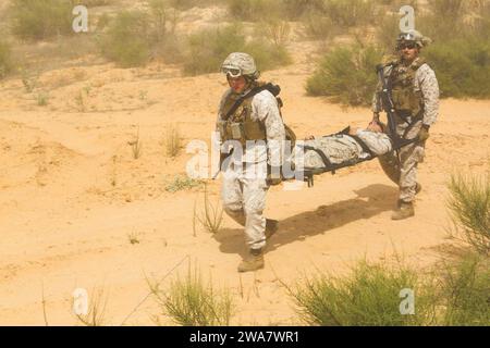 Forze militari STATUNITENSI. 160719KK554-050 STRUTTURA DI ADDESTRAMENTO ZEELIM, Israele (19 luglio 2016) Marines from Combat Logistics Battalion 22, 22nd Marine Expeditionary Unit (MEU), trasportano una vittima simulata per un'esercitazione di massa il 19 luglio durante Noble Shirley 16, un'esercitazione di addestramento bilaterale con le forze di difesa israeliane. La 22nd MEU, schierata con il Wasp Amphibious Ready Group, sta conducendo operazioni navali nella 6th Fleet area of Operations degli Stati Uniti a sostegno degli interessi di sicurezza nazionale degli Stati Uniti in Europa. (Foto del corpo dei Marines degli Stati Uniti del sergente Ryan Young/rilasciata) Foto Stock