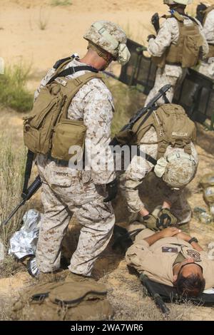 Forze militari STATUNITENSI. 160719KK554-050 STRUTTURA DI ADDESTRAMENTO ZEELIM, Israele (19 luglio 2016) Marines from Combat Logistics Battalion 22, 22nd Marine Expeditionary Unit (MEU), trasportano una vittima simulata per un'esercitazione di massa il 19 luglio durante Noble Shirley 16, un'esercitazione di addestramento bilaterale con le forze di difesa israeliane. La 22nd MEU, schierata con il Wasp Amphibious Ready Group, sta conducendo operazioni navali nella 6th Fleet area of Operations degli Stati Uniti a sostegno degli interessi di sicurezza nazionale degli Stati Uniti in Europa. (Foto del corpo dei Marines degli Stati Uniti del sergente Ryan Young/rilasciata) Foto Stock