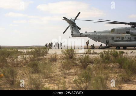 Forze militari STATUNITENSI. 160719KK554-130 STRUTTURA DI ADDESTRAMENTO ZEELIM, Israele (19 luglio 2016) Marines and Sailors from Combat Logistics Battalion 22, 22nd Marine Expeditionary Unit (MEU), trasportano una vittima simulata su un elicottero in attesa CH-53E Super Stallion del Marine Medium Tiltrotor Squadron 264 (rinforzato), 22nd MEU, per un'esercitazione di massa del 19 luglio durante Noble Shirley 16, un'esercitazione bilaterale di addestramento con le forze di difesa israeliane. Il 22° MEU, schierato con il Wasp Amphibious Ready Group, sta conducendo operazioni navali nella sesta area di operazioni della flotta statunitense a sostegno delle nazionali statunitensi Foto Stock