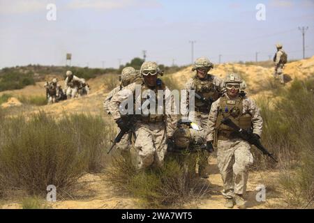 Forze militari STATUNITENSI. 160719KK554-104 STRUTTURA DI ADDESTRAMENTO ZEELIM, Israele (19 luglio 2016) Marines and Sailors from Combat Logistics Battalion 22, 22nd Marine Expeditionary Unit (MEU), portano una vittima simulata per un'esercitazione di massa il 19 luglio durante Noble Shirley 16, un'esercitazione bilaterale di addestramento con le forze di difesa israeliane. La 22nd MEU, schierata con il Wasp Amphibious Ready Group, sta conducendo operazioni navali nella 6th Fleet area of Operations degli Stati Uniti a sostegno degli interessi di sicurezza nazionale degli Stati Uniti in Europa. (Foto del corpo dei Marines degli Stati Uniti del sergente Ryan Young/rilasciata) Foto Stock