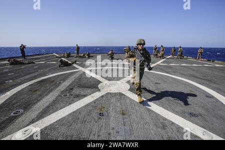 Forze militari STATUNITENSI. 160720LZ389-116 Mar Mediterraneo (20 luglio 2016) Marine con Battalion Landing Team, Weapons Platoon, 1st Battalion, 6th Marines, la 22nd Marine Expeditionary Unit (MEU) esegue uno sprint con un'arma d'assalto multiuso lanciata a spalla MK153 (SMAW) durante le esercitazioni di tiro sul ponte di volo della nave da sbarco anfibio USS Whidbey Island (LSD-41) nel Mar Mediterraneo, il 20 luglio 2016. La 22nd MEU, schierata con il Wasp Amphibious Ready Group, sta conducendo operazioni navali nell'area di operazioni della 6th Fleet degli Stati Uniti a sostegno degli interessi di sicurezza nazionale degli Stati Uniti in Europa. (STATI UNITI Foto Stock