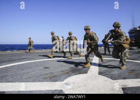 Forze militari STATUNITENSI. 160720LZ389-053 Mar Mediterraneo (20 luglio 2016) Marines con Battalion Landing Team, Weapons Platoon, 1st Battalion, 6th Marines, 22nd Marine Expeditionary Unit (MEU) sprint con MK153 armi d'assalto multiuso lanciate a spalla (SMAW) durante le esercitazioni di cannone sul ponte di volo della nave da sbarco anfibio USS Whidbey Island (LSD-41) nel Mar Mediterraneo, 20 luglio 2016. La 22nd MEU, schierata con il Wasp Amphibious Ready Group, sta conducendo operazioni navali nell'area di operazioni della 6th Fleet degli Stati Uniti a sostegno degli interessi di sicurezza nazionale degli Stati Uniti in Europa. (Mar Foto Stock