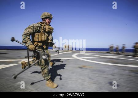 Forze militari STATUNITENSI. 160720LZ389-059 Mar Mediterraneo (20 luglio 2016) Marines con Battalion Landing Team, Weapons Platoon, 1st Battalion, 6th Marines, 22nd Marine Expeditionary Unit (MEU) sprint con un bipode mitragliatrice M240B mentre conduceva perforazioni di cannoni sul ponte di volo della nave da sbarco anfibio USS Whidbey Island (LSD-41) nel Mar Mediterraneo, 20 luglio 2016. La 22nd MEU, schierata con il Wasp Amphibious Ready Group, sta conducendo operazioni navali nell'area di operazioni della 6th Fleet degli Stati Uniti a sostegno degli interessi di sicurezza nazionale degli Stati Uniti in Europa. (Foto del corpo dei Marines degli Stati Uniti di Gunn Foto Stock