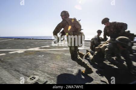 Forze militari STATUNITENSI. 160720LZ389-090 Mar Mediterraneo (20 luglio 2016) Marines with Battalion Landing Team, Weapons Platoon, 1st Battalion, 6th Marines, 22nd Marine Expeditionary Unit (MEU) sprint con una mitragliatrice M240B mentre conduceva esercitazioni di pistola sul ponte di volo della nave da sbarco anfibio USS Whidbey Island (LSD-41) nel Mar Mediterraneo, 20 luglio 2016. La 22nd MEU, schierata con il Wasp Amphibious Ready Group, sta conducendo operazioni navali nell'area di operazioni della 6th Fleet degli Stati Uniti a sostegno degli interessi di sicurezza nazionale degli Stati Uniti in Europa. (Foto del corpo dei Marines degli Stati Uniti di Gunnery Sgt Foto Stock